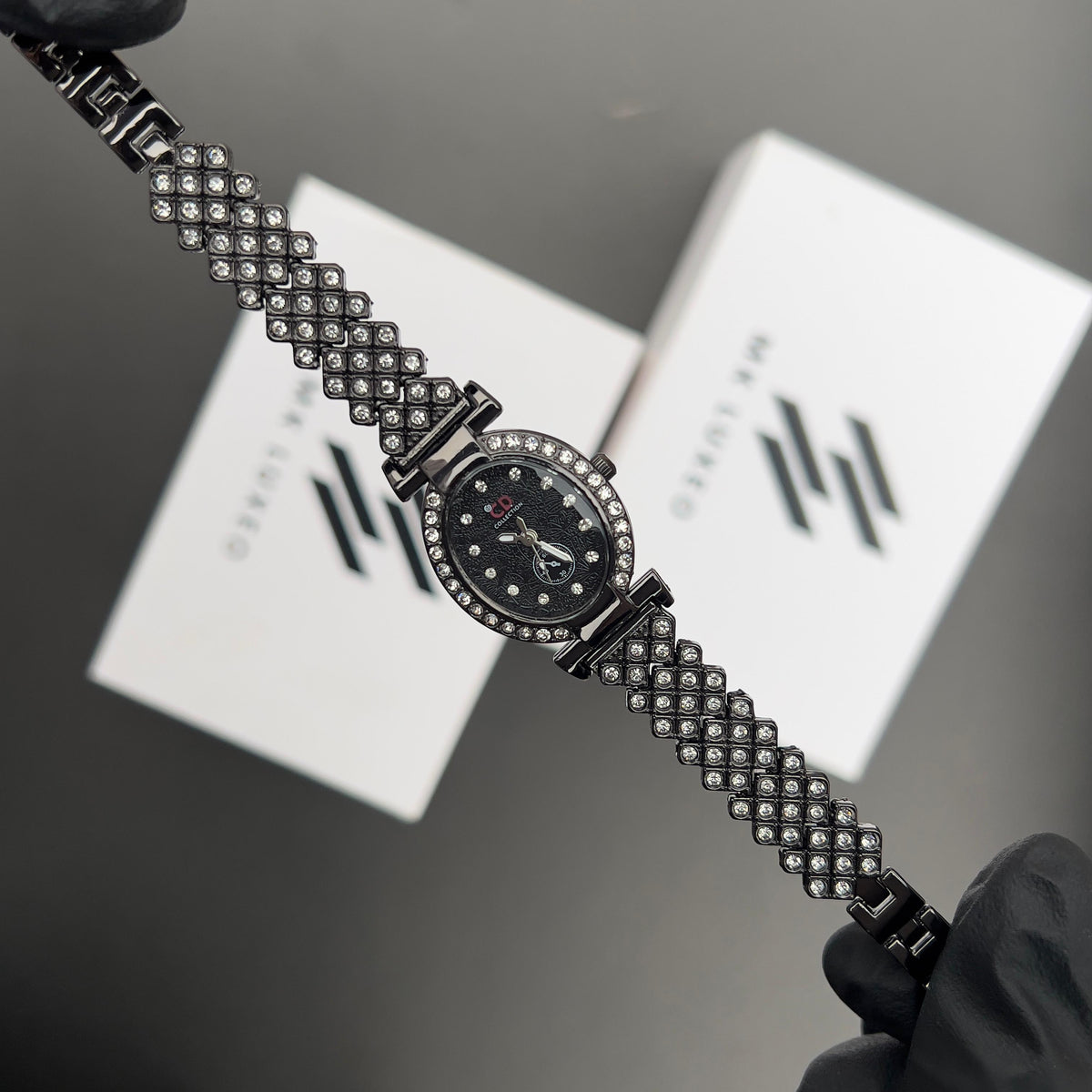 CD - Every moment, defined by Luxe.